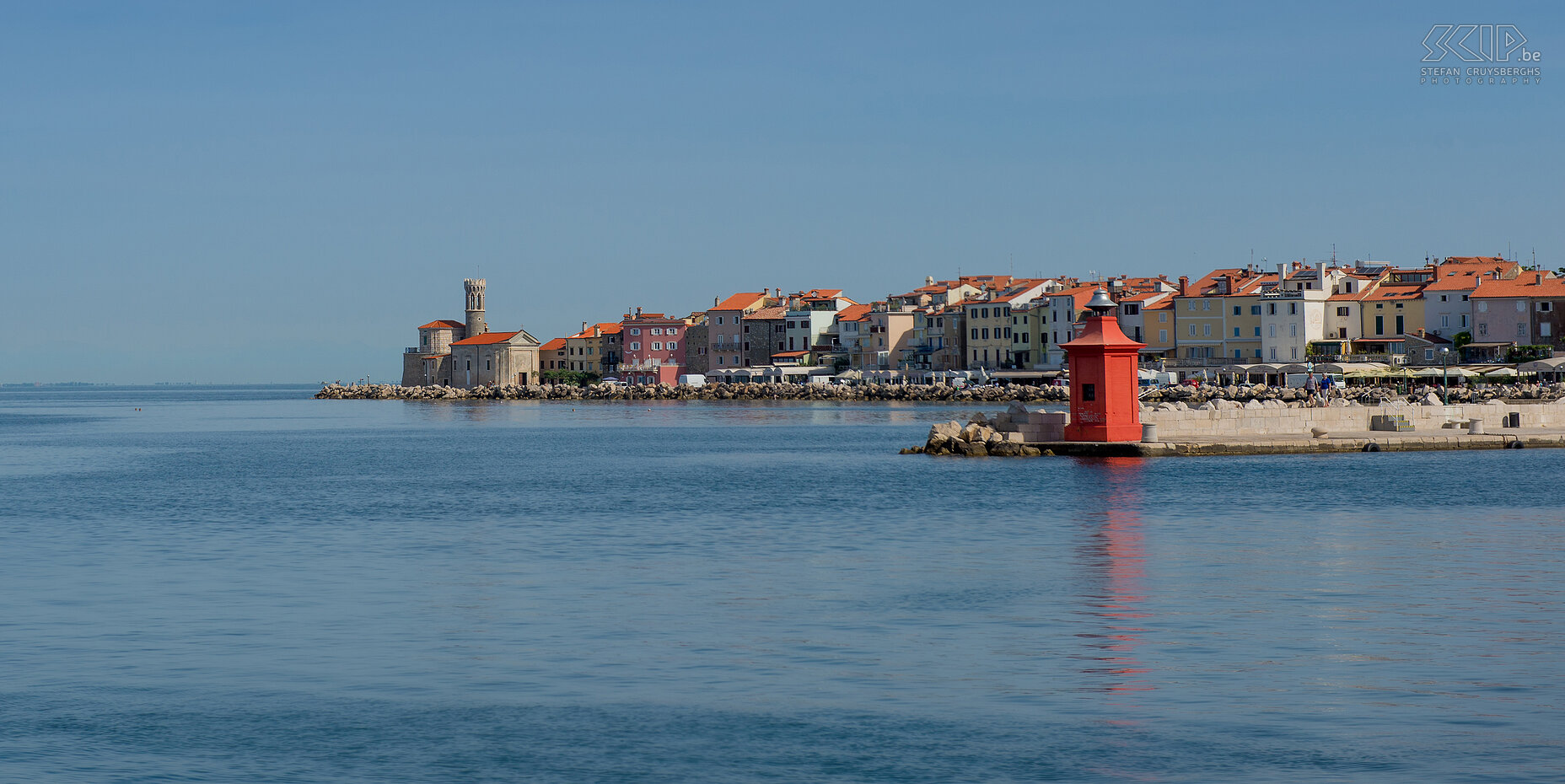 Piran Piran is een prachtige pittoreske stad aan de Adriatische kust. De stad heeft nauwe middeleeuwse straatjes, een leuke haven, een gezellig hoofdplein en de oude kerk op het punt van het schiereiland.  Stefan Cruysberghs